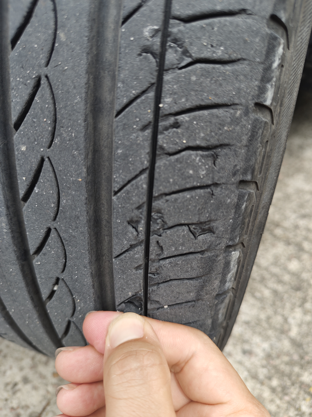 十一代思域优科豪马轮胎掉皮严重
最近发现前胎跟后胎对比后，后胎正常磨损，前胎却出