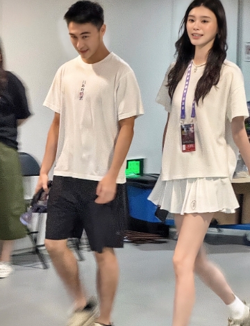 有点心疼何猷君了，
娶了超模老婆有什么用？
开的公司上市了有什么用？还不是
和普