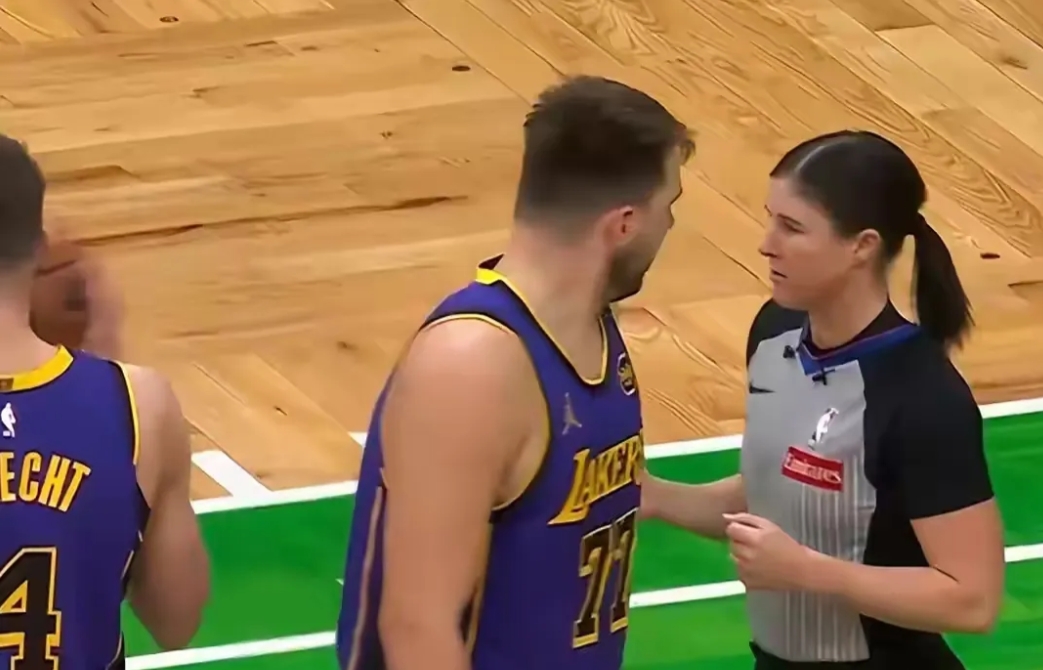 湖人和凯尔特人的比赛总是充满戏剧性。就像这次，第四节湖人 23-9 刚起势，就被