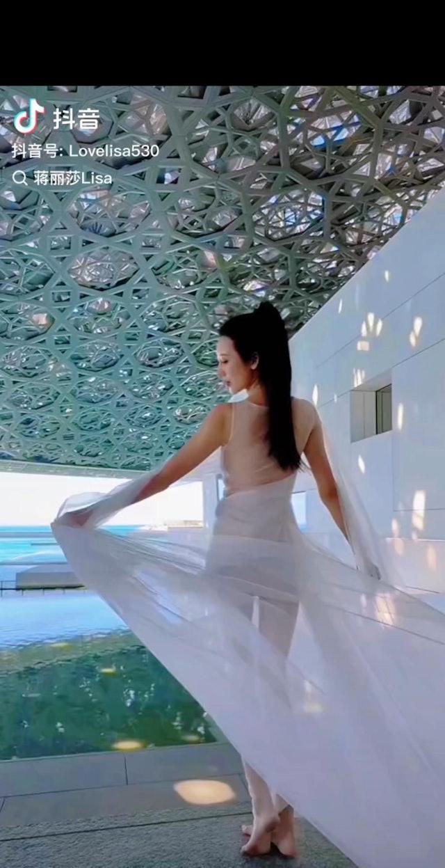 现年55岁的陈浩民与细他16年的老婆蒋丽莎于2011年结婚至今一直十分恩爱，夫唱