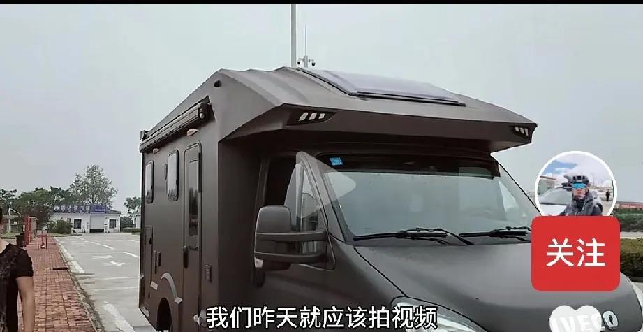 天津老两口准备开启房车生活了，今天他们介绍了自己的房车，但是没让看房车里面的情况