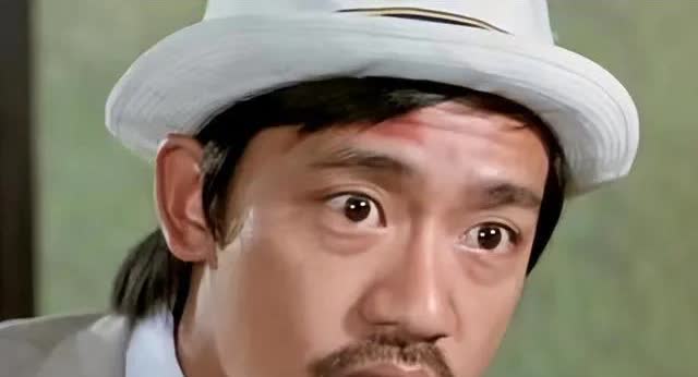 吴耀汉去世2年！49岁名模儿子罕露面，满头白发显沧桑
近日，由张家辉自导自演的