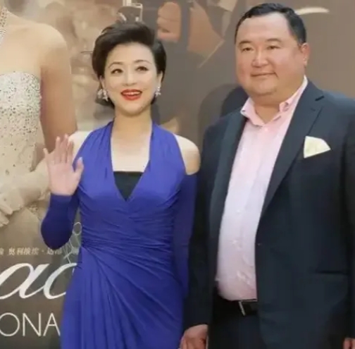 1994年，富豪吴征斥资500万买下一艘游艇，把有夫之妇杨澜邀到游艇大胆表白，杨