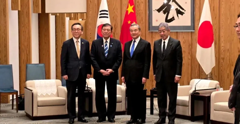 这是中日韩三国第十一次外长会议，在日本东京拍的一张合影，日本首相石破茂也以东道国
