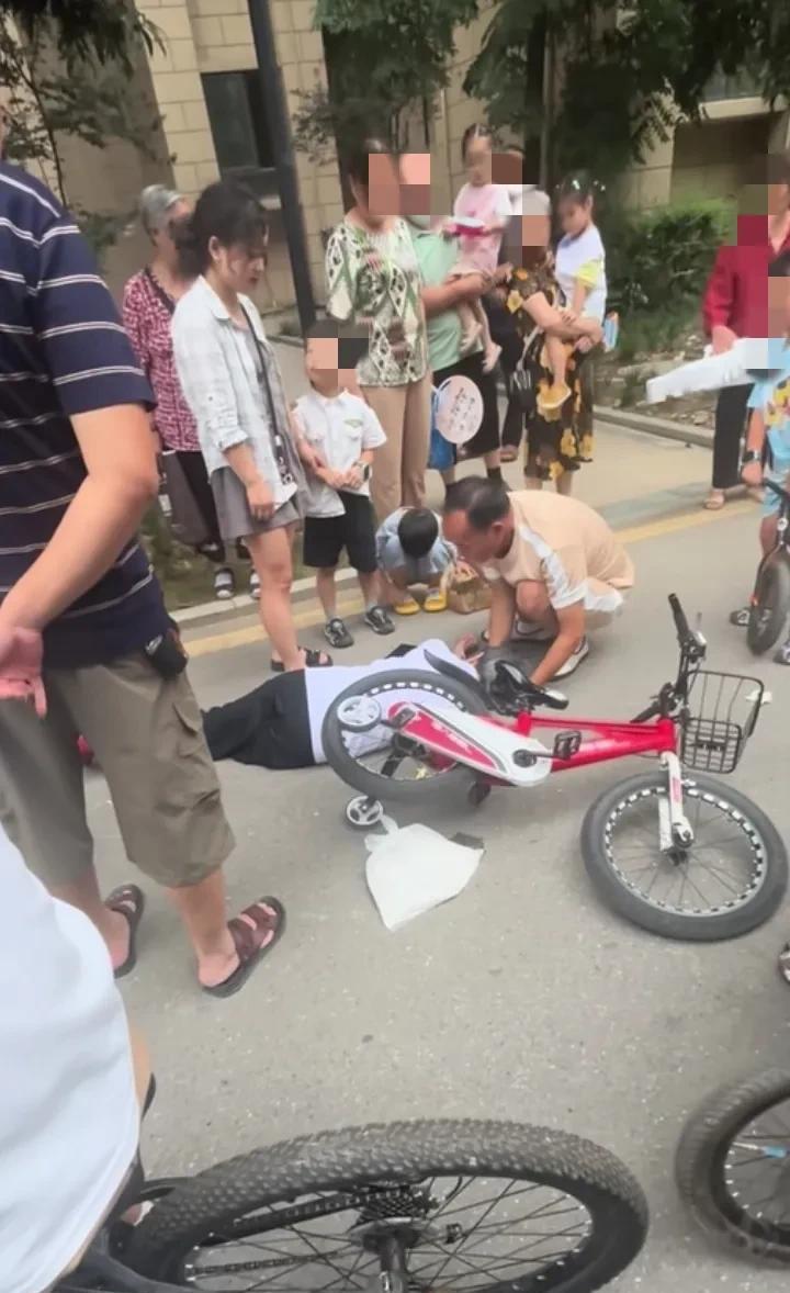 四川一小区孩子骑车撞倒90多岁老人。  



这起意外发生在四川某小区，一名儿