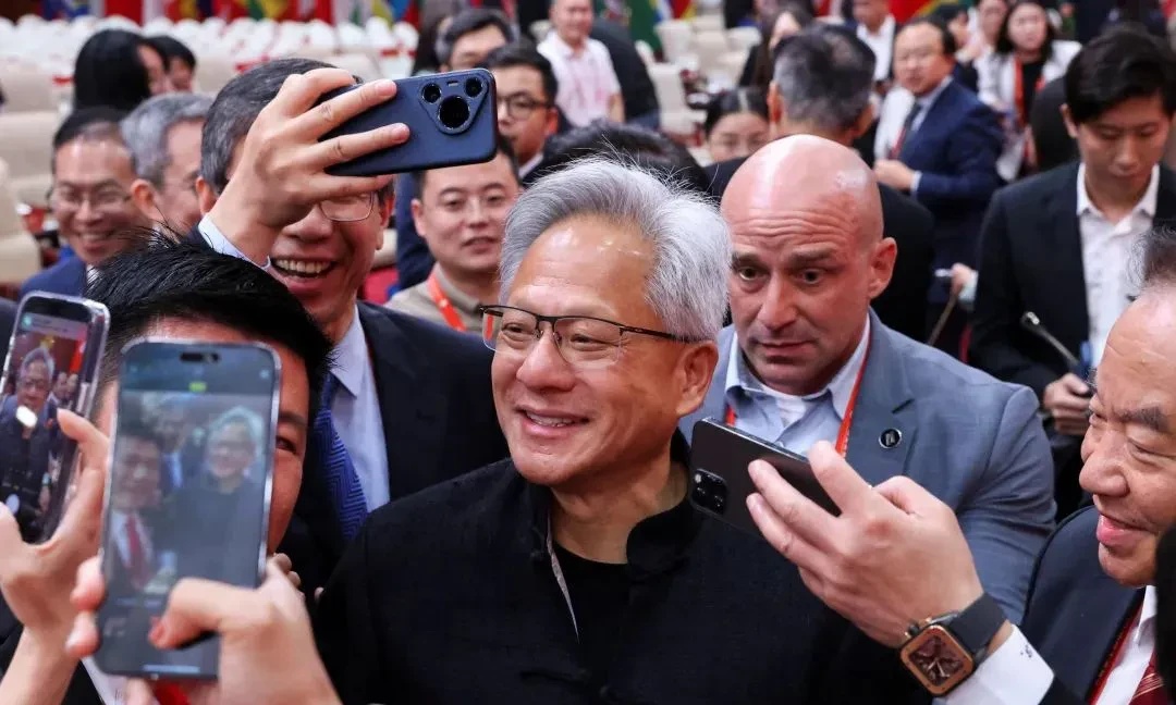 美媒热炒英伟达老板黄仁勋的北京之行，用上了“明星范”“中国人”等吸引眼球的热词儿