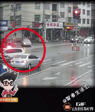 生死大救援：福建，一名幼儿突发高热惊厥昏迷，执勤民警晚高峰开启警灯，确保安全的前