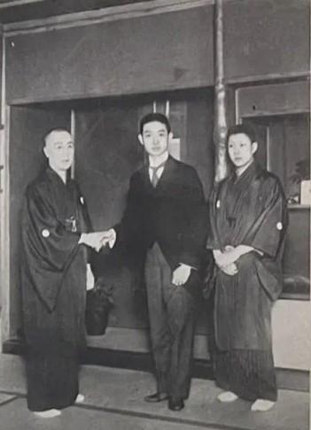 1919年5月，梅兰芳首次访日紧张的公演期间，观摩和学习日本传统戏剧，与日本歌舞