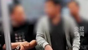 地铁上的八个字，为何让千万人泪目？沉默的大多数，我们都是那个不敢站出来的人吗？