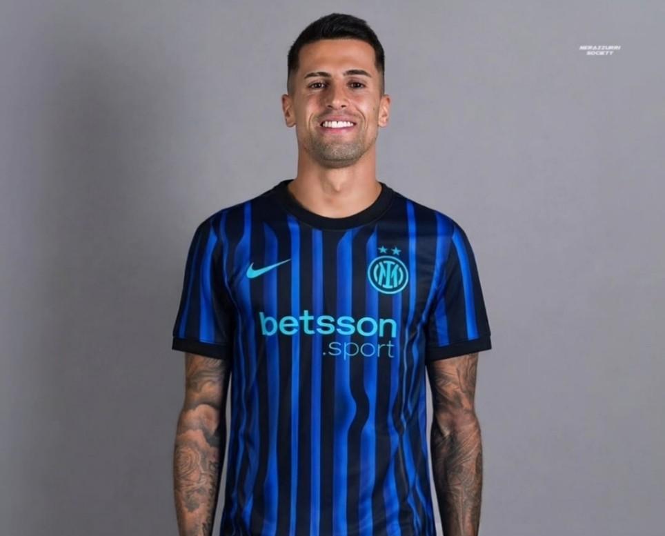 国际米兰与坎塞洛动态！根据记者切卡里尼的消息，国际米兰制服组正在与利雅得新月与坎