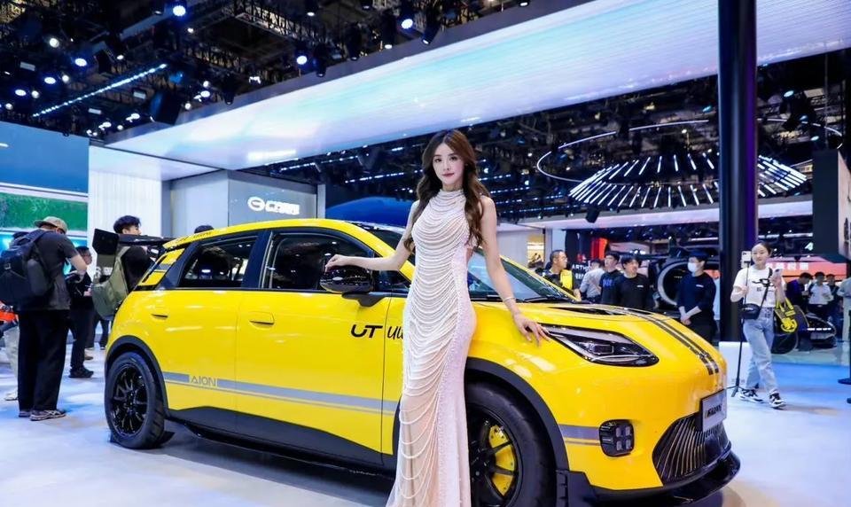 这就是赤裸裸的事实！
电车30万：使用10年，电费1万，卖1.5万；
油车30万