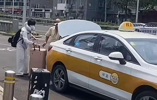 6月12号国乒队伍从雄安回来，邱贻可教练带着大丫头蒯曼现身，可镜头里，老邱一个人
