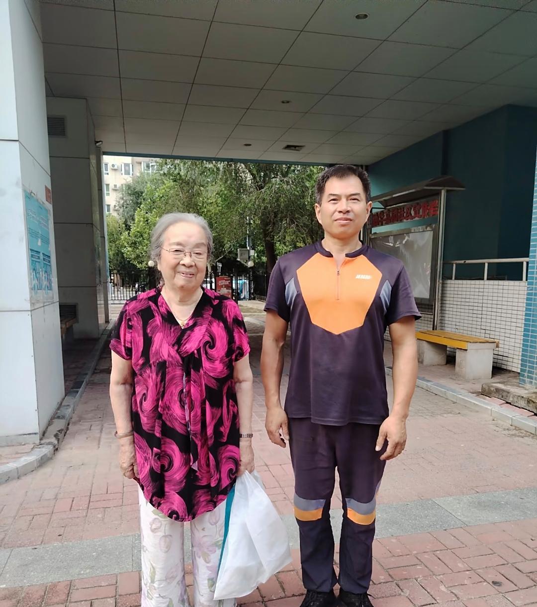 89岁李明启在北京逛街被偶遇，她的穿衣打扮接地气，腿脚灵活，看起来精气神十足，真