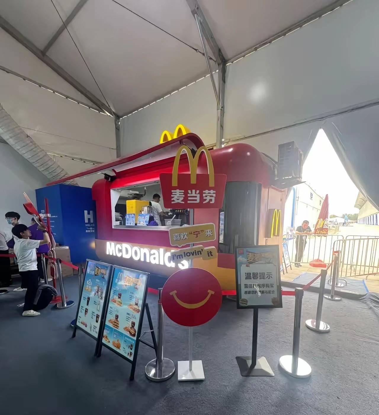 宁夏第一家麦当劳开业了。
属于加盟店的模式……
其次，为什么宁夏特别喜欢或者说特
