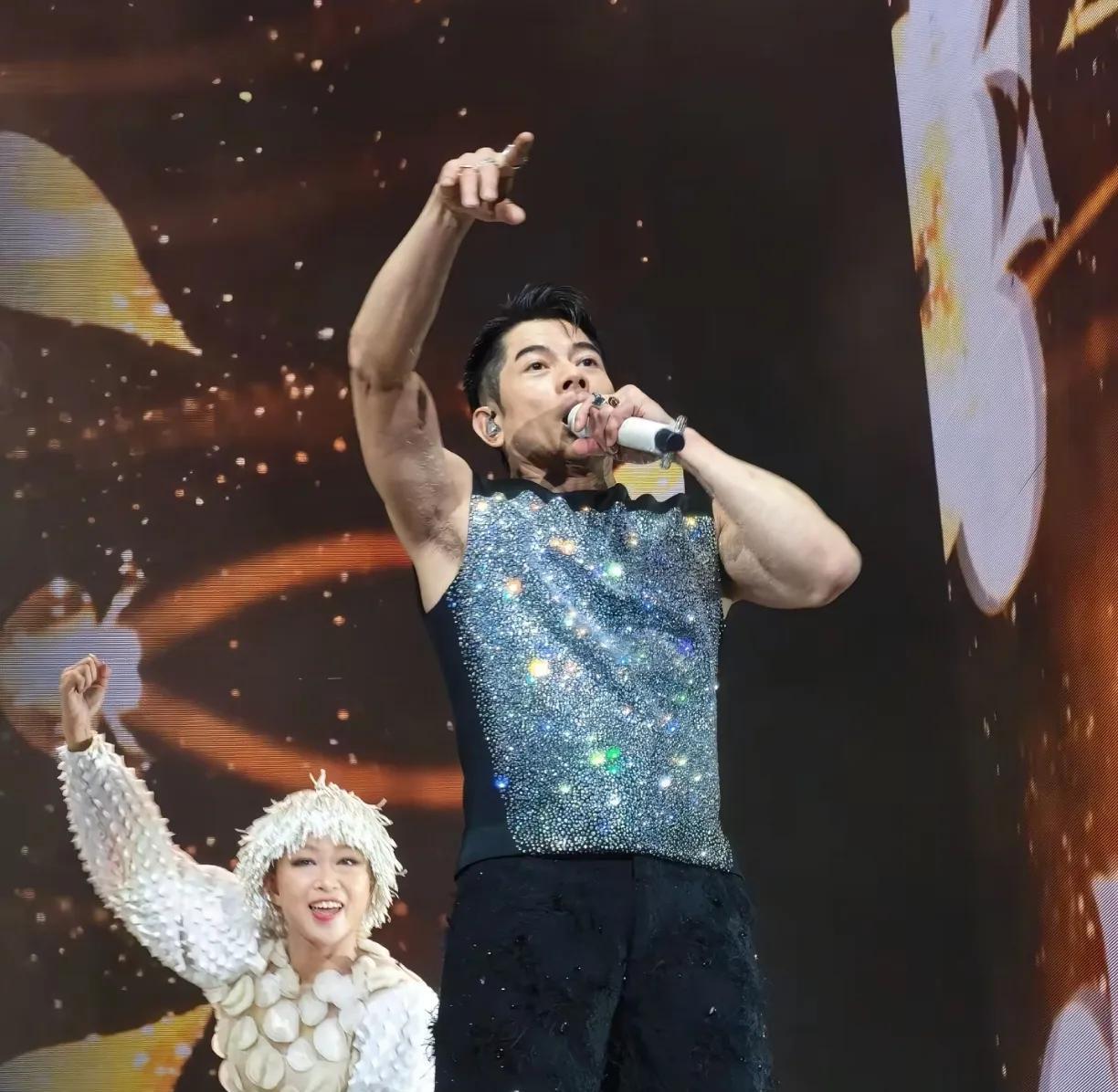 一把年纪的郭富城也是不容易，为了养活小自己20多岁的娇妻和几个年幼孩子，他也是拼