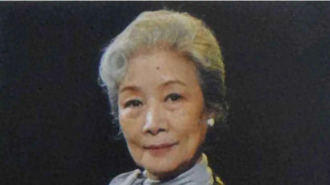 她演了30年话剧，47岁才入影视圈，丈夫竟然是观众都熟悉的老戏骨