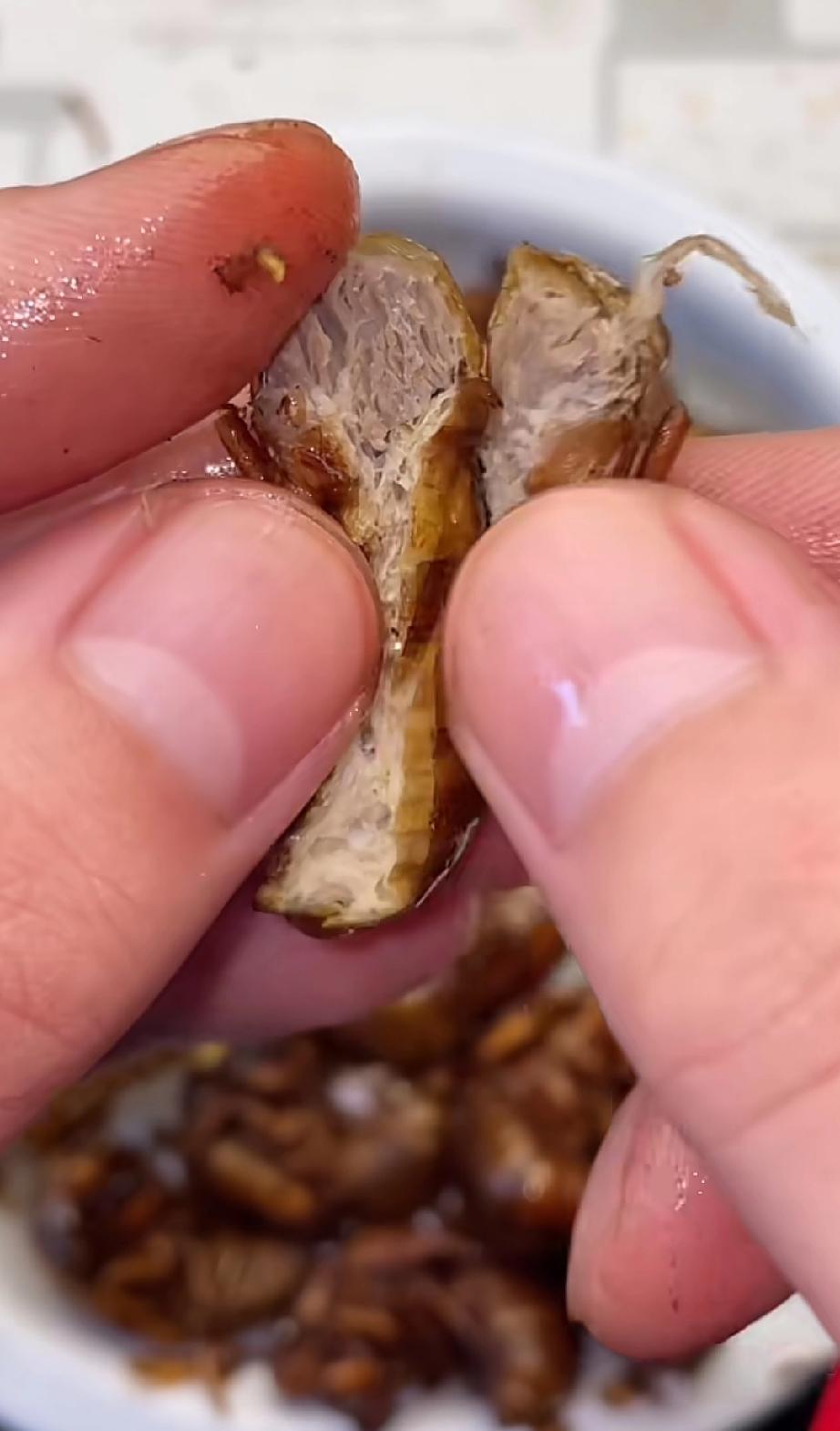 知了猴真是世间精品，一点肥瘦都没有全是瘦肉，蛋白质含量也高。
小龙虾还有虾线呢吃