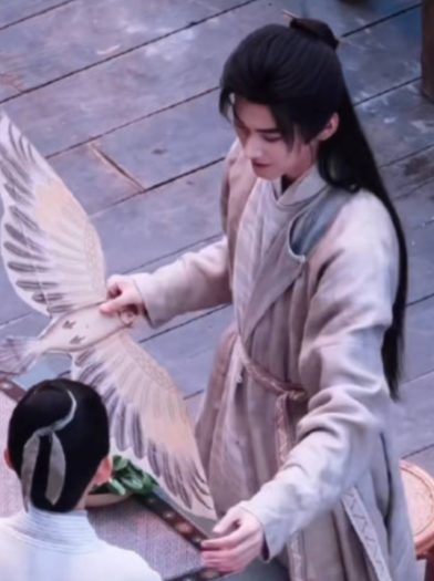 王鹤棣演唱会首个造型来啦，好酷的白色珍珠铠甲好有未来感