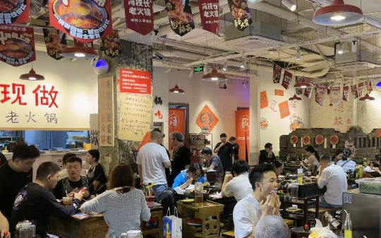 火锅店服务员遭顾客差评刁难，服务员失控后端来100度热汤浇对方头上毁容，后续法院判决终于出来了！