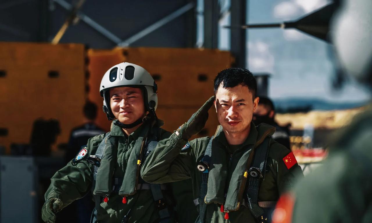 共和国雄鹰#行进间敬礼 #战斗机 #飞行员 #气场 #中国空军