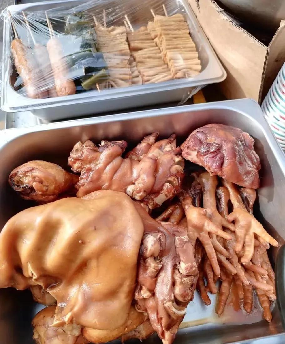 昨儿在熟食档口挑猪蹄，张婶一把按住我手腕："大兄弟留神！"她抄起剔骨刀当当敲着案