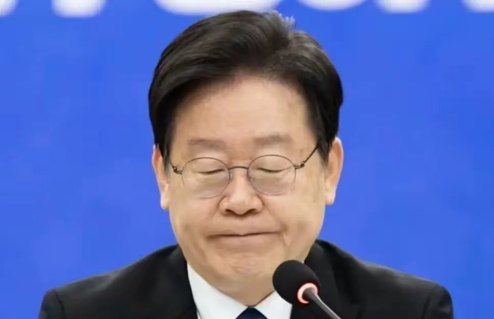 韩国总统李在明近日作出一项重大决定——将总统办公地点重新迁回青瓦台。这一决定引发