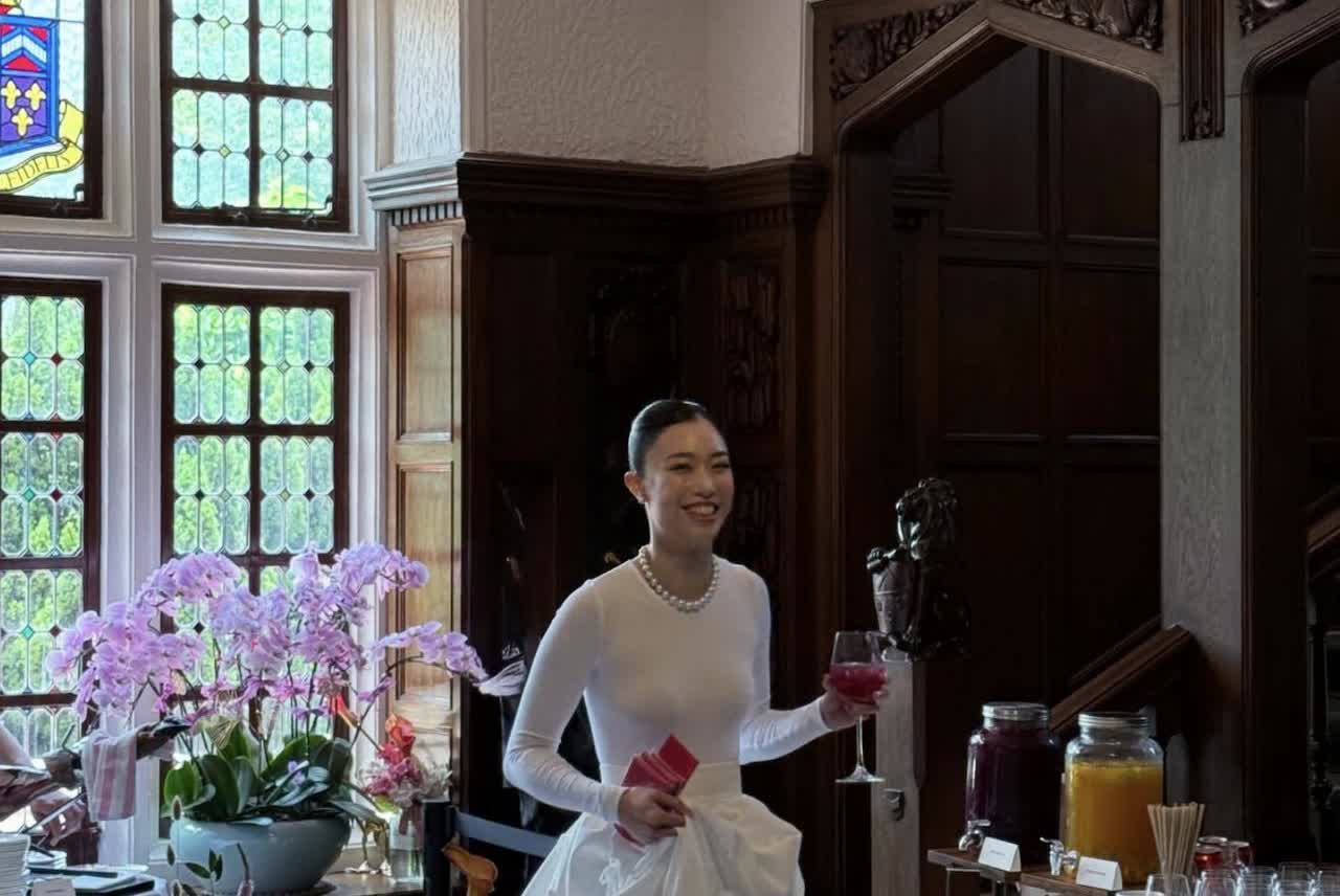 霍启仁疑似办订婚宴，未婚妻身穿白裙端庄大方，满手红包笑容满面