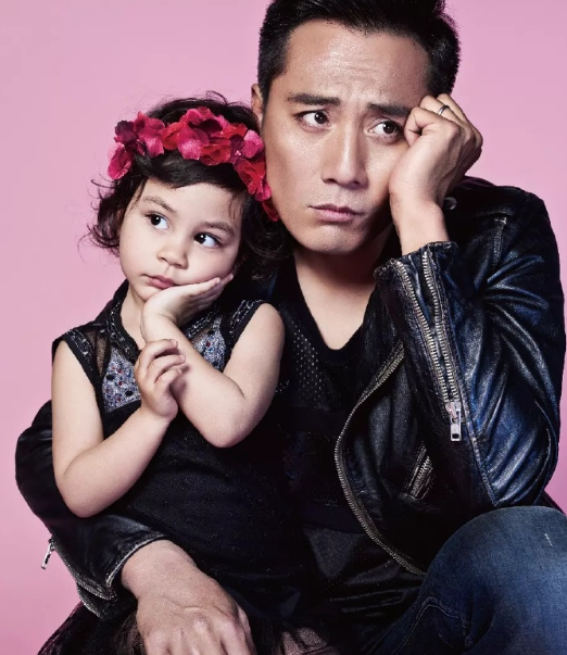 刘烨一直都有种大男孩的气质，但他女儿霓娜小小年纪就有种忧郁的文青氛围感