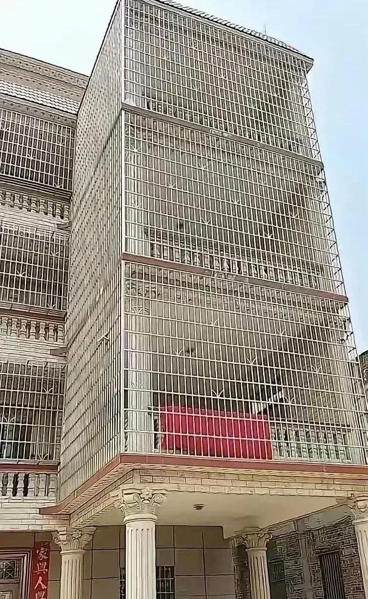 这下小偷进不来了吧？[大金牙]
