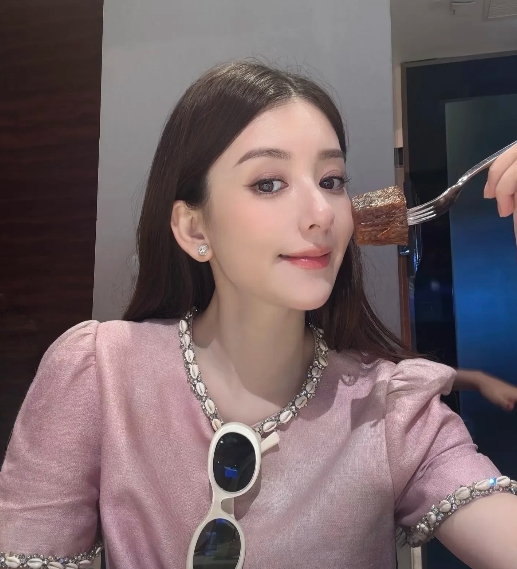 方媛的长相确实是很漂亮，而且五官精致 ，皮肤白皙，气质小鸟依人。

眼神清纯而又