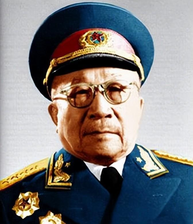 1965年，退休大将张云逸正在家中侍弄花草，耳边突然听到急促的电话铃声。接听后只