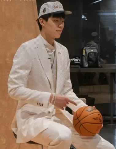 #你心目中NBA前五球员是谁#NBA对抗相比于CBA如何？杨瀚森笑答：我觉得这边