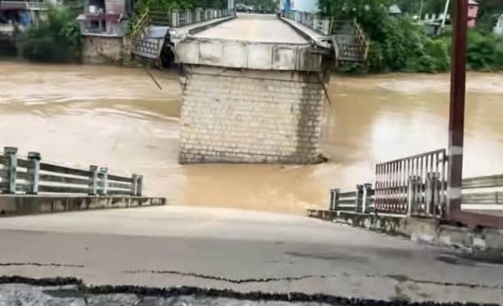 缅北地区在七八月份，连续经过了多轮的暴雨过程，导致水量持续不断地加大，最终这座建