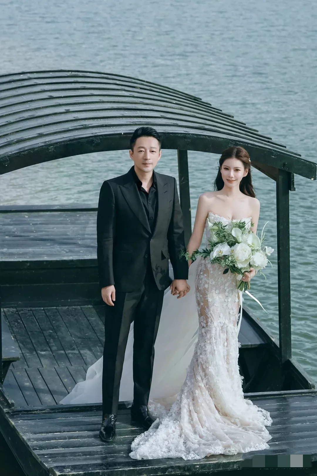 千万别再离婚了，
会很尴尬，
大家都二婚了！