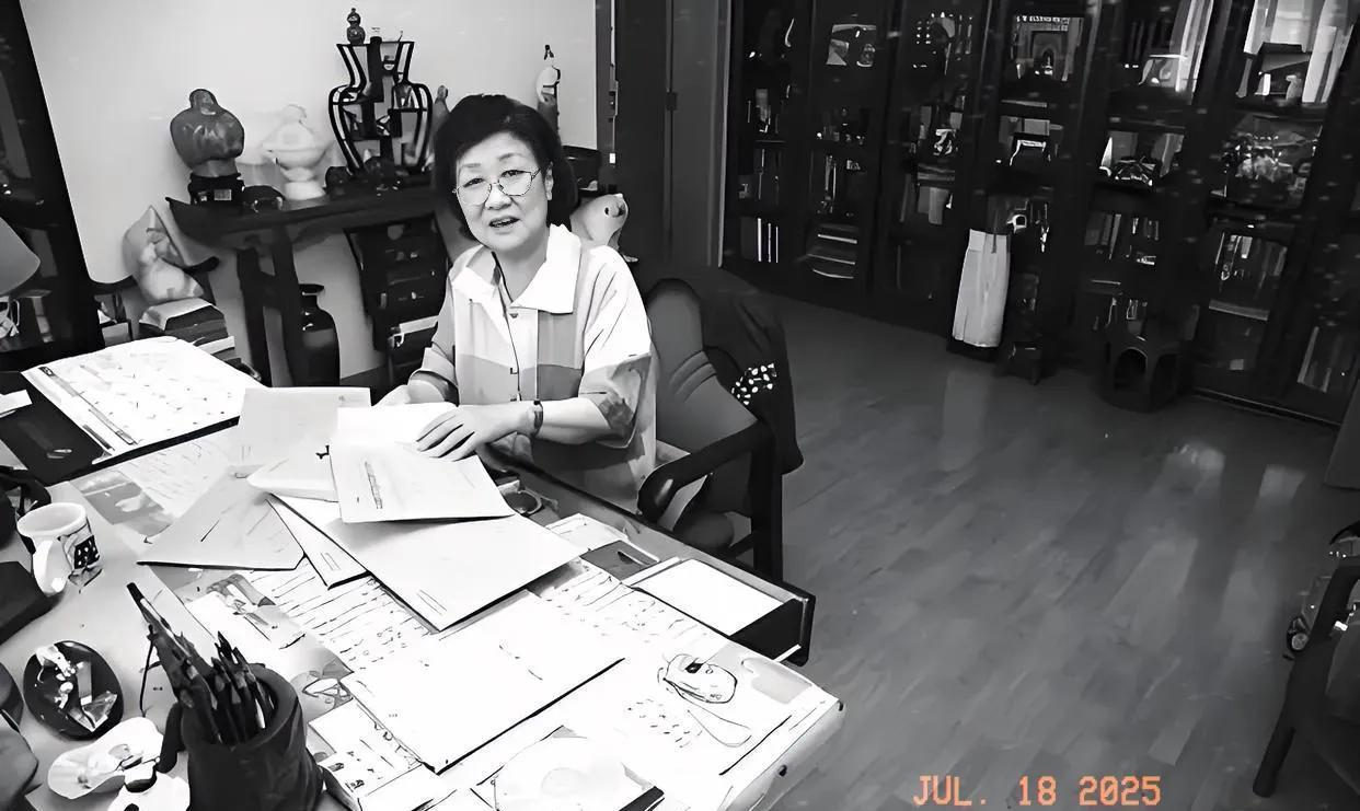 歌唱家马玉涛老师在家中整理资料，回忆自己的职业生涯，并为后人留下宝贵的精神遗产。
