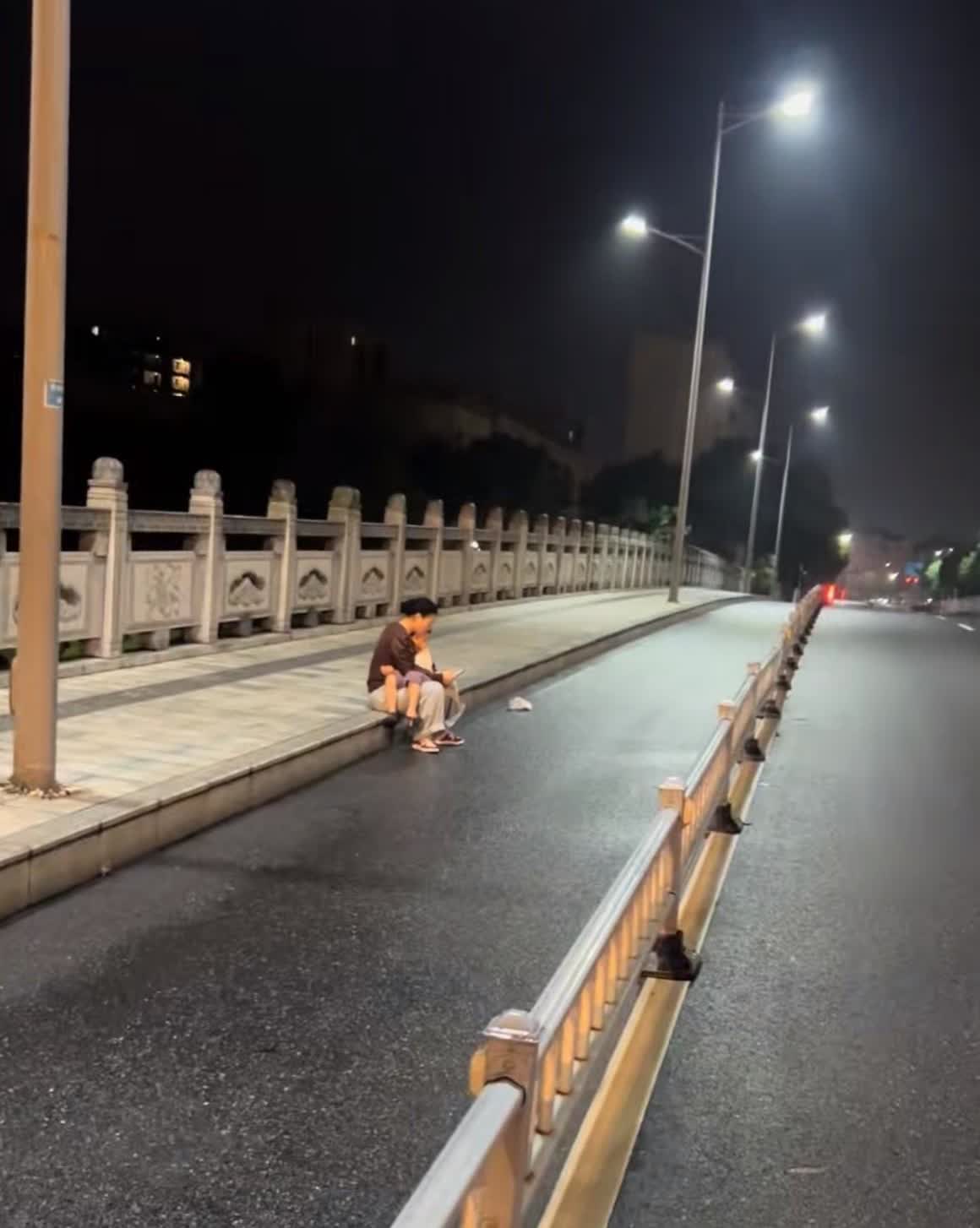 “遇到了就要管，宁可想错被骂，也不要让自己内疚”，凌晨三点女子抱着孩子坐在桥边哭