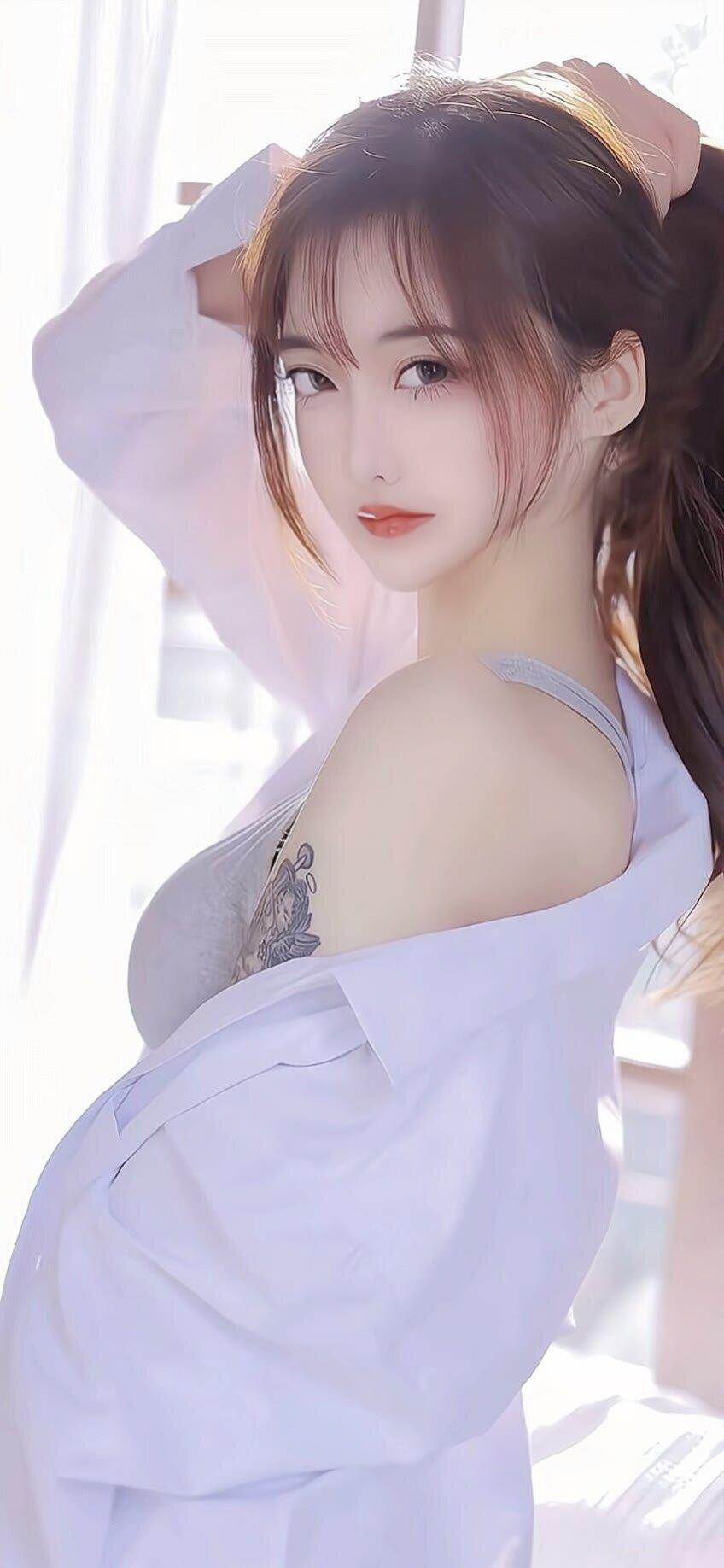 笑话：一男子乘公交车，无意间发现身前的女子，腰部裸露的位置，有一只蚊子。
该男子