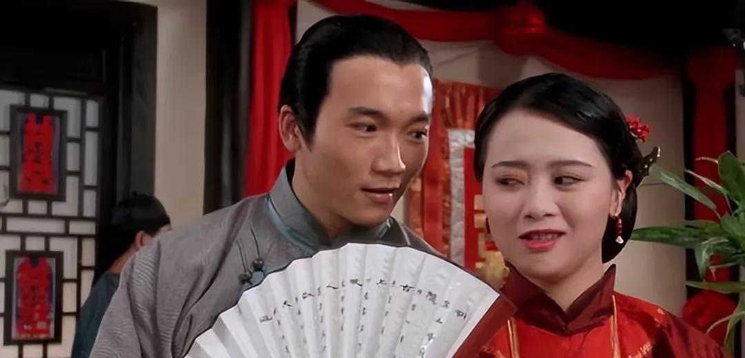 曾经在TVB荧幕上活跃的知名女星黄凤琼，如今竟转行当月嫂了！这消息一传出，瞬间引