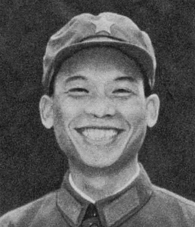 [中国赞]1979年，我军一名走失的战士正在越南的农田里挖红薯，突然被人用石头砸