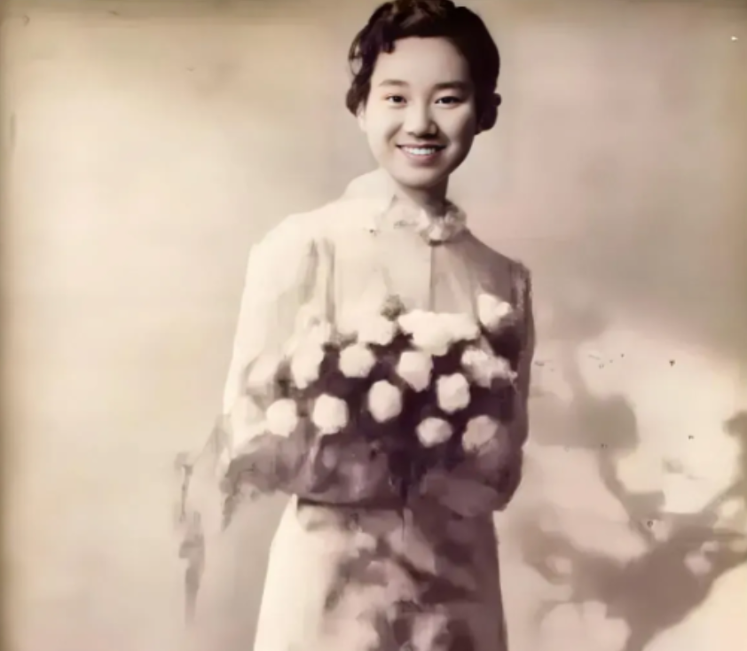 1941年，朱凡被俘，日军见寻常酷刑没用，就把她带到湖边，将她的双腿分别绑在两艘