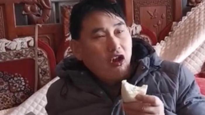 大衣哥被曝餐桌上的一幕，这是有钱人的生活吗？有人提出2个疑问