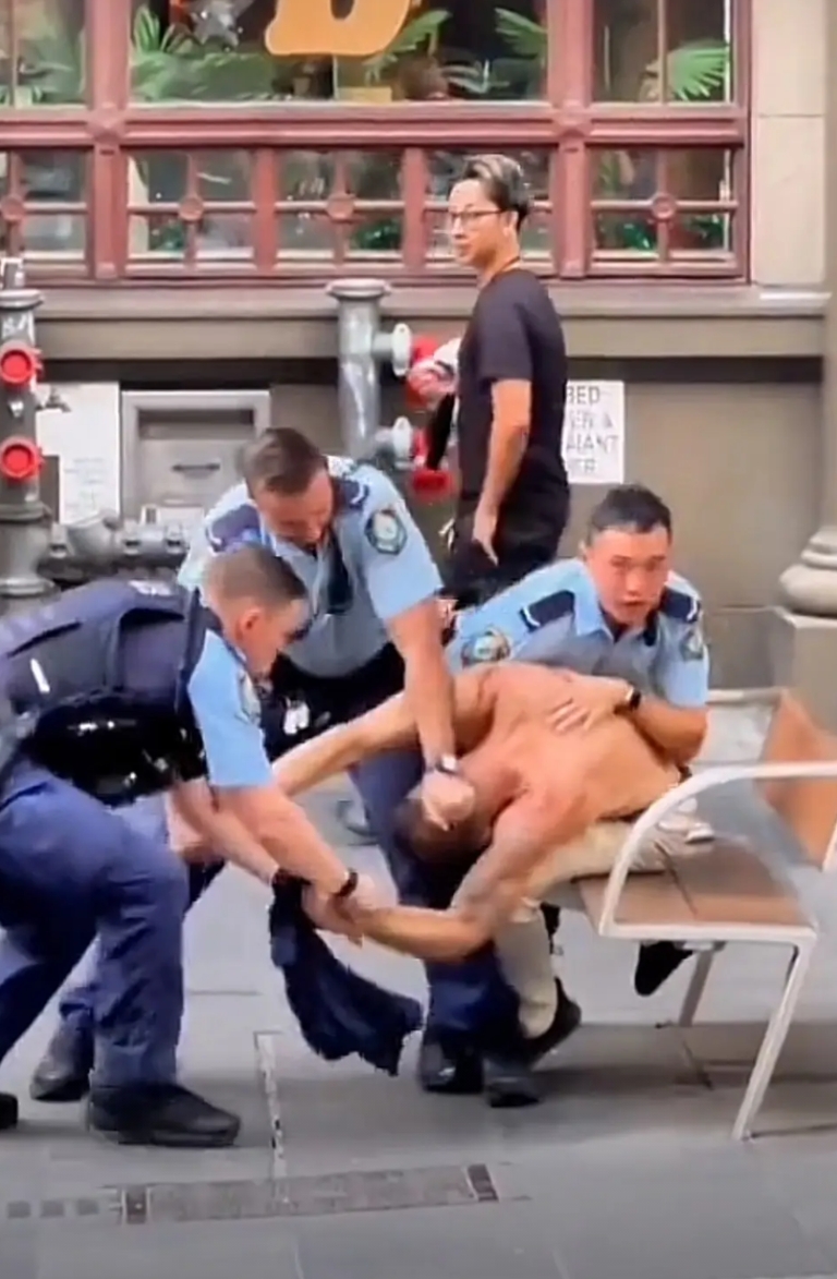 美国警察当街执法，
一群人压着一个人，
阵势比较大。
关键有一个奇怪的现象是，