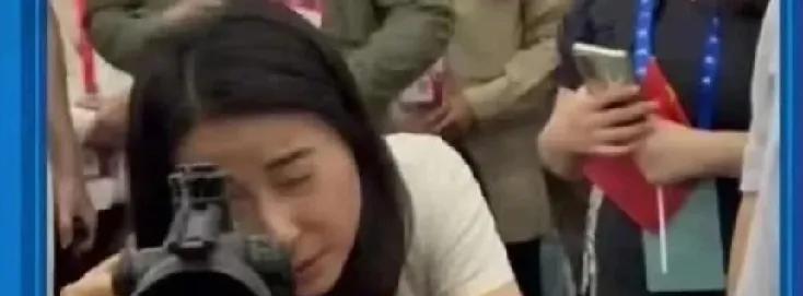霍震霆霍启刚等参观山东舰，郭晶晶现场体验枪械操作。