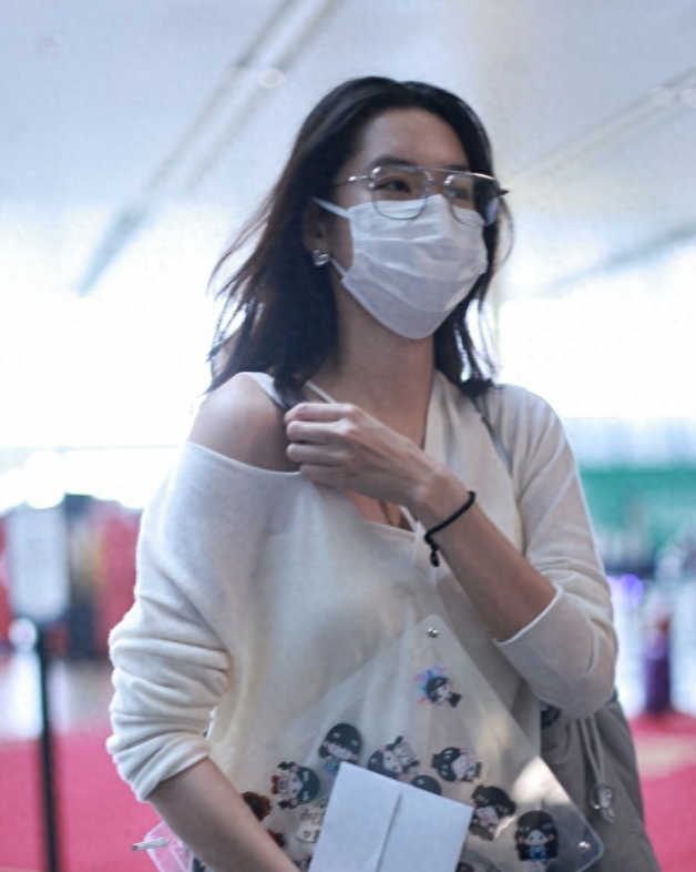 王玉雯现身上海机场 白色罩衫配牛仔裤尽显温柔甜美