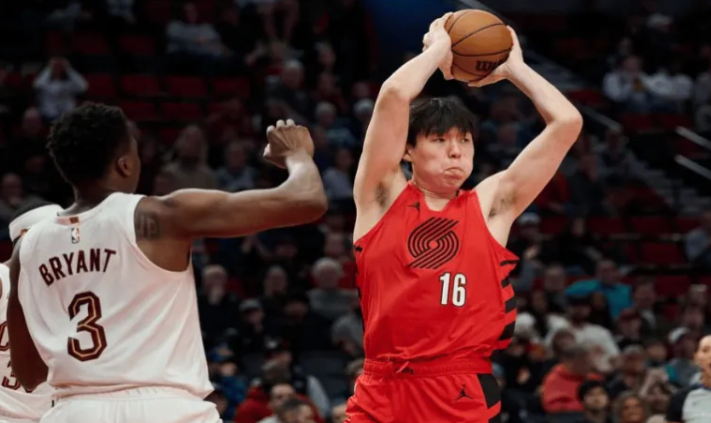 开拓者今日官方宣布，球队已经从G联盟撕裂之城混音队召回了杨瀚森。
不过在开拓者随