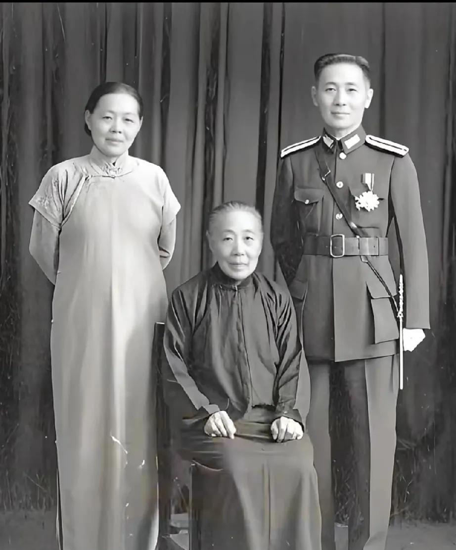 1936 年，素有和平将军之称的国军上将张治中和妻子洪希厚、岳母的一张合影。张治