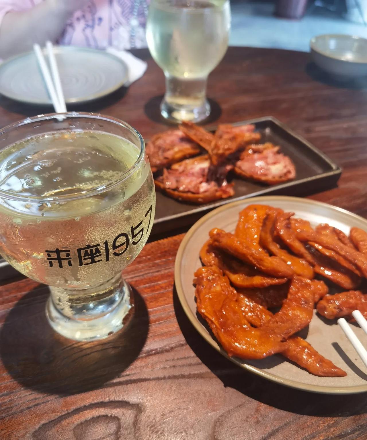 今天的雨，比依萍找他爸要钱那天还大。
因为昨天中午自己去喝了酒，老顾客联系我要跟