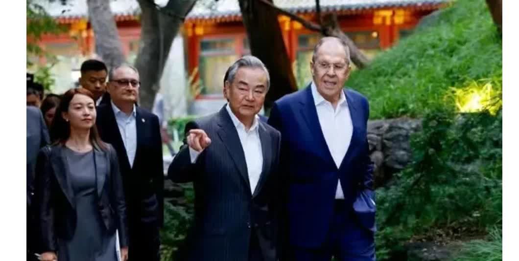 俄罗斯外长拉夫罗夫07.12去了朝鲜一趟，07.13高高兴兴来到了北京，见到老朋
