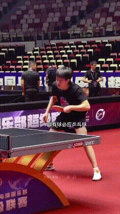 晚上十点半，乒超的志愿者还拍到王楚钦在球场练球。可能很多人觉得他已经很成功了，扫