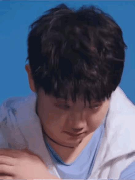 好有灵气的女孩儿
要是留起了长发打扮一下
得惊艳了世界！